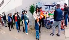 Larga fila de personas esperando comprar ceviche en una carretilla causa curiosidad en redes