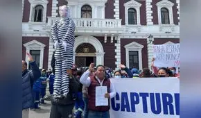 Trujillo: llevan muñeco enmarrocado durante marcha y exigen captura de exalcalde Marcelo