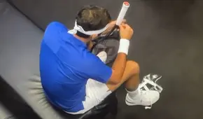 Roger Federer protagoniza emotivo momento al preparar la raqueta para su último partido