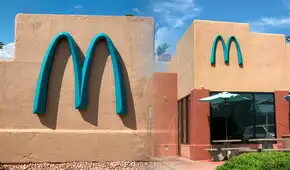 ¿Dónde está el único restaurante de McDonald’s en el mundo con el logo azul? ¿Dónde está el único restaurante de McDonald’s en el mundo con el logo azul?