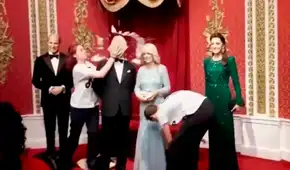 Activistas climáticos lanzan tartas al rostro de la figura de cera del Rey Carlos III Activistas climáticos lanzan tartas al rostro de la figura de cera del Rey Carlos III