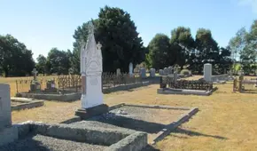 Arrestan a pareja por tener relaciones sexuales sobre la tumba de un famoso artista