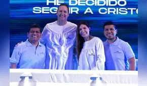 Expresidente del Congreso Daniel Salaverry se bautiza en iglesia cristiana de Trujillo