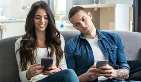 Si mi pareja revisa mi celular, ¿puedo ponerle una denuncia?