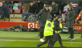Jurgen Klopp y su furiosa reacción contra hincha que ingresó al campo en el Liverpool vs. Manchester United