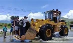 ¡Colgados en maquinaria! Ciudadanos arriesgan sus vidas para llegar a sus destinos en Chiclayo
