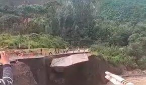 Trabajadores se salvan de milagro tras desprendimiento de carretera en Piura