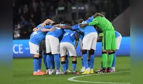 Napoli goleó 3-0 al Frankfurt y clasificó por primera vez en su historia a cuartos de final de la Champions
