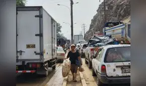 Tráfico en carretera Central: personas caminan por vías porque autos permanecen parados por una hora