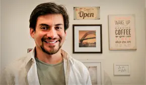 Emanuel Soriano: ¿quién es fuera de sus personajes y cómo ejerció su profesión de comunicador?