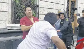 Grupos de manifestantes abuchean y agreden a ministro y congresistas Grupos de manifestantes abuchean y agreden a ministro y congresistas