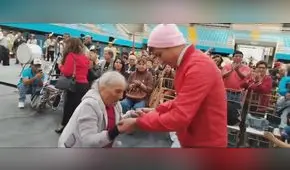¡Ni los años la detienen! Mujer de 103 años zapatea en premiación del carnaval en Cajamarca