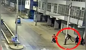VES: hombre empujó a delincuente para evitar que asalten a su pareja y ladrón huyó