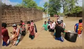 Torrencial lluvia inundó viviendas, hospitales y avenidas en Piura y Sullana