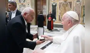 Papa Francisco recibe imagen de la Virgen María de manos del rector de la UCSM