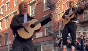 Ed Sheeran celebra triunfo en juicio por plagio cantando sobre un auto en Nueva York