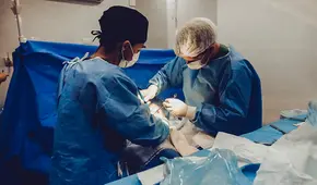 Hombre terminó inconsciente luego de usar 9 anillos en el pene para mejorar su desempeño sexual