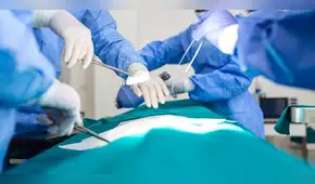 Despiden a cirujano por pedirle a trabajadora de limpieza que lo ayudara con una amputación