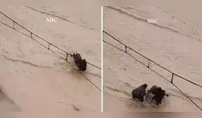 Madre y su bebé casi son arrastrados en medio de inundación en España