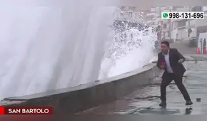 San Bartolo: reportero fue sorprendido por fuerte oleaje y casi es empapado en vivo