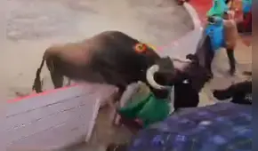 Asustado toro salta por encima del ruedo en Cajamarca y genera pánico en el público