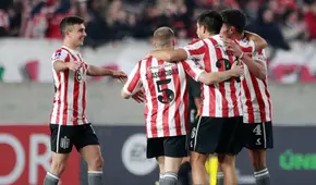 Estudiantes goleó 4-0 a Barcelona SC y clasificó a los octavos de final de la Sudamericana