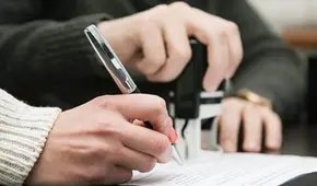 Modelo de constancia de trabajo en Word y PDF en Perú