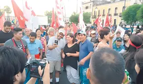Rosa María Palacios marchó con la población por el adelanto electoral