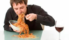 Esto es lo que le pasa a tu cuerpo cuando comes sin tener hambre