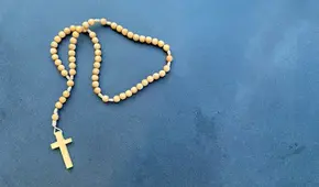 ¿Cómo rezar el Santo Rosario y qué representa en el catolicismo?