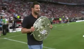 Claudio Pizarro cargó el trofeo de la Supercopa de Alemania entre Bayern Múnich vs. RB Leipzig