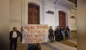 Militantes de Acción Popular abuchean a Maricarmen Alva a su salida del local partidario