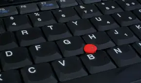 ¿Para qué sirve el botón rojo que algunas laptops tienen en el centro de su teclado?