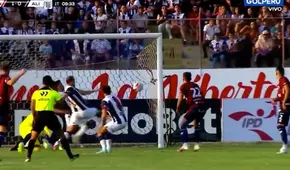 ¡Tremendo blooper! Tras atajadón de Angelo Campos, Josepmir Ballón anotó autogol