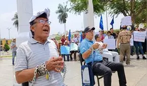 Huelga docente: catedráticos de Universidad Nacional de Trujillo se encadenan en plaza de Armas
