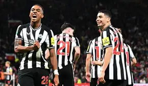 Con golazo de Miguel Almirón, Newcastle venció 3-0 a Manchester United y lo eliminó de la Carabao Cup