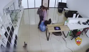 Hombre roba 53 iPhones en su primer día de trabajo como gerente de ventas en tienda electrónica