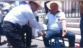 ¡Radicalizan su huelga! Docentes de la UNSA se encadenan en catedral de Arequipa