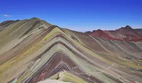 Cierran ingreso a montaña de Siete Colores tras peleas en Cusco Cierran ingreso a montaña de Siete Colores tras peleas en Cusco
