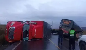 Carretera central: violento choque entre bus y tráiler deja como saldo 1 fallecido y 2 heridos Carretera central: violento choque entre bus y tráiler deja como saldo 1 fallecido y 2 heridos