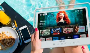 Parece una tablet, pero es un Smart TV portátil resistente al agua que tiene Google TV