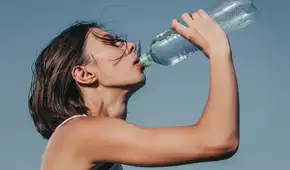 La cantidad de microplásticos que entra a tu cuerpo cuando tomas 1 litro de agua embotellada