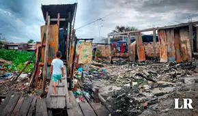 Iquitos: entre escombros, basura y aguas estancadas viven damnificados de incendio en Punchana Iquitos: entre escombros, basura y aguas estancadas viven damnificados de incendio en Punchana