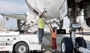 Dictan medidas por escasez de combustible para avión