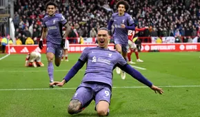 Livepool ganó 1-0 a Notingham Forest con un gol al último minuto y es líder de la Premier League