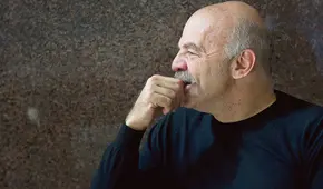 Martín Caparrós: "Para la gente de 50 años, la democracia es ese sistema en el que han vivido bastante mal todas sus vidas"