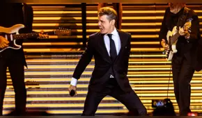 Luis Miguel genera polémica por pedirle a trabajador que lo siga con un paraguas para no mojarse Luis Miguel genera polémica por pedirle a trabajador que lo siga con un paraguas para no mojarse