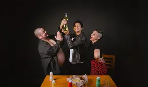 "Mudarse de sí (pollito con papas)": Un Viaje Emotivo por las Vicisitudes Familiares y Artísticas