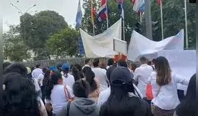 Gremios farmacéuticos protestan frente al Congreso para exigir la venta masiva de medicamentos genéricos