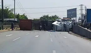 Accidente en Vía Evitamiento: reportan volcadura de camión cerca a la av. Javier Prado